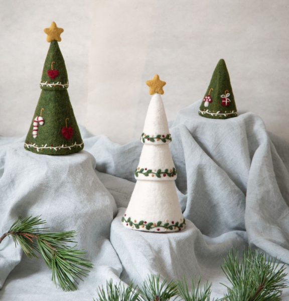 Weihnachtbaum mit Stickerei aus Filz Gry & Sif